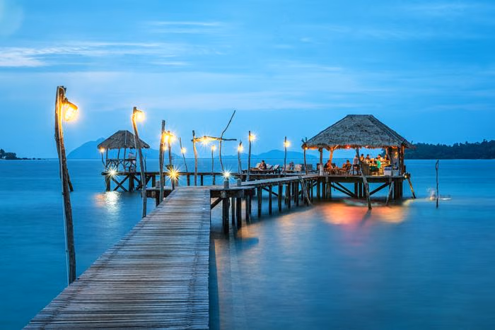 Ce que les voyageurs ne voient jamais : les infrastructures qui font fonctionner une destination touristique