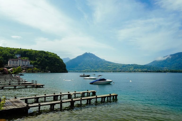 Quelles sont les activités incontournables à faire à Evian-les-Bains et alentours ?
